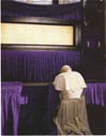 El Papa rezando ante la Sabana Santa