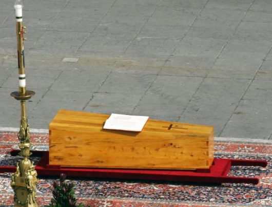 El Evangelio abierto sobre su féretro